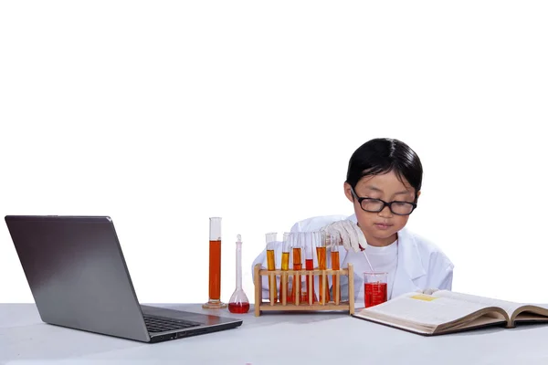 Pequeno estudante fazendo pesquisa — Fotografia de Stock