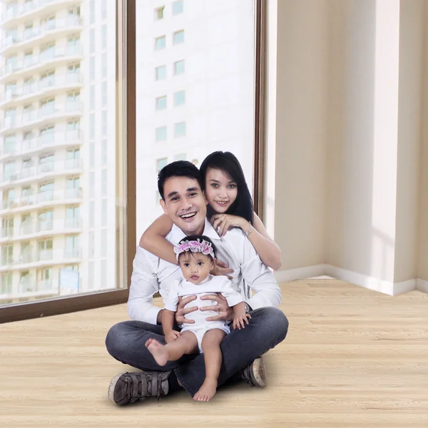 Glückliche Familie auf der neuen Wohnung — Stockfoto