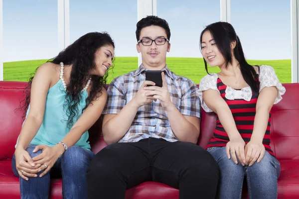 Bello uomo con donne curiose — Foto Stock