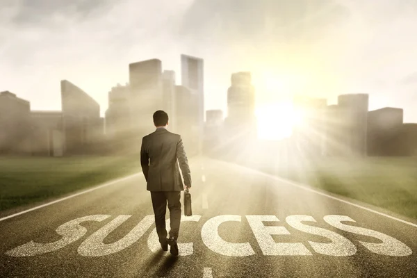 Manager walking on the road to success — Stock Photo, Image