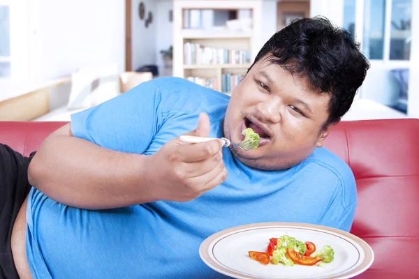 Homem tenta fazer dieta comendo vegetais 3 — Fotografia de Stock