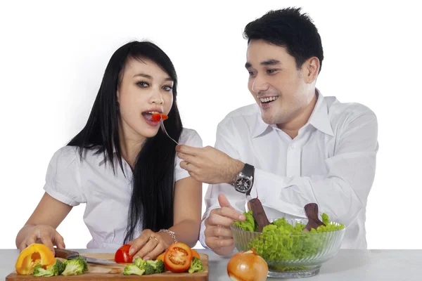 Atraktivní pár s čerstvým salátem — Stock fotografie