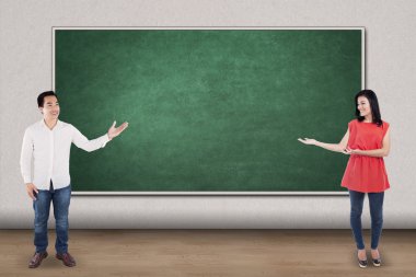 Boş tahta gösterilen iki kişi