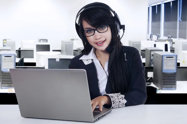 Beautiful customer service with laptop — Stock Photo, Image