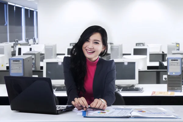 Belle employée souriant à la caméra — Photo