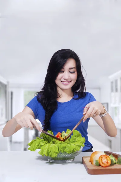 Menina bonita com comida de baixa gordura — Fotografia de Stock