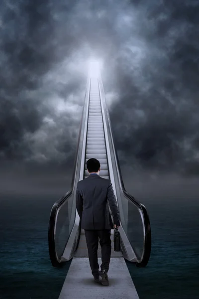 Homme d'affaires marchant vers l'escalier de l'espoir — Photo