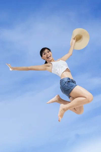 Casual woman jumping on the sky — Stock Photo, Image