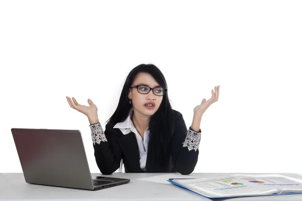 Trabalhadora feminina confusa com laptop — Fotografia de Stock
