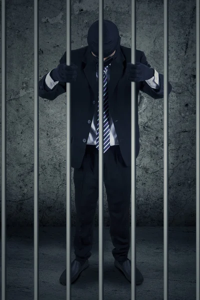 刑務所で破損しているビジネスマン — ストック写真