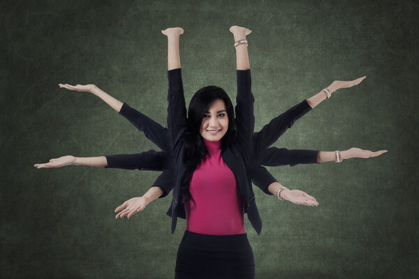 Женщина-менеджер с восемью руками
