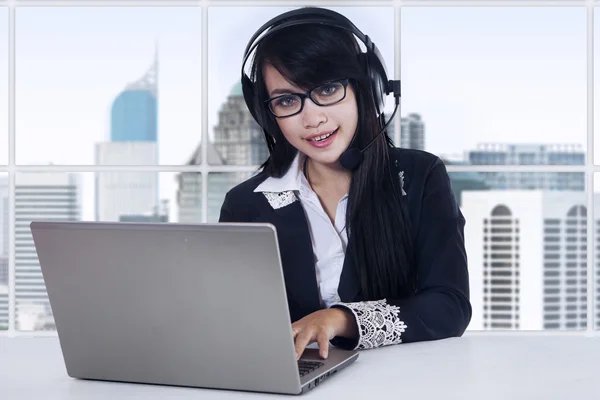 Female operator at workplace in the office — Stock Photo, Image