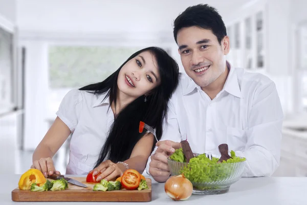 Casal saudável com legumes frescos — Fotografia de Stock