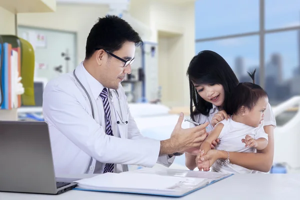 Médico masculino injetar vacina no bebê — Fotografia de Stock