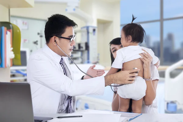 Pediatra examina bebê com estetoscópio — Fotografia de Stock