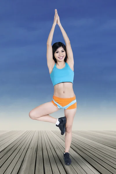 Mujer haciendo ejercicio de equilibrio — Foto de Stock