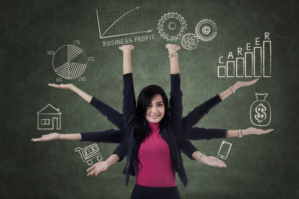 У женщины есть приоритеты.
