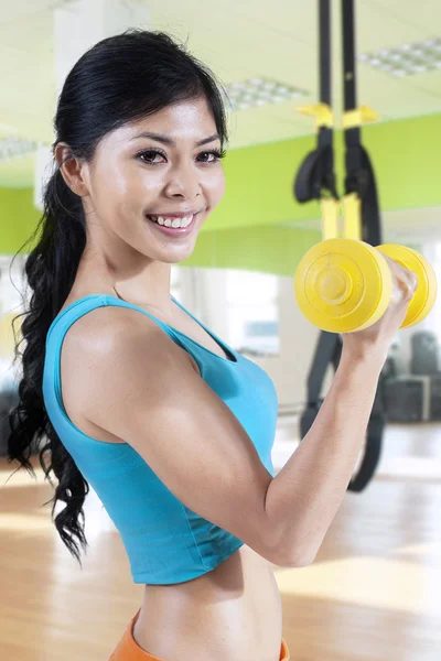 Mujer entrenar sus brazos músculo con mancuerna —  Fotos de Stock