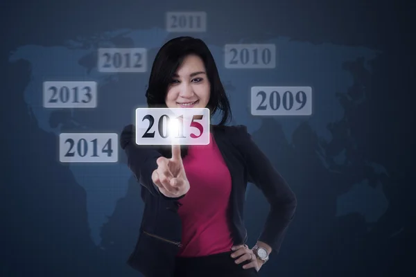 Mulher com números 2015 na tela virtual — Fotografia de Stock