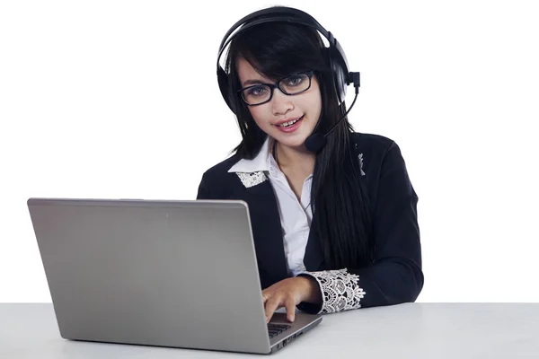 Jovem operador de call center — Fotografia de Stock