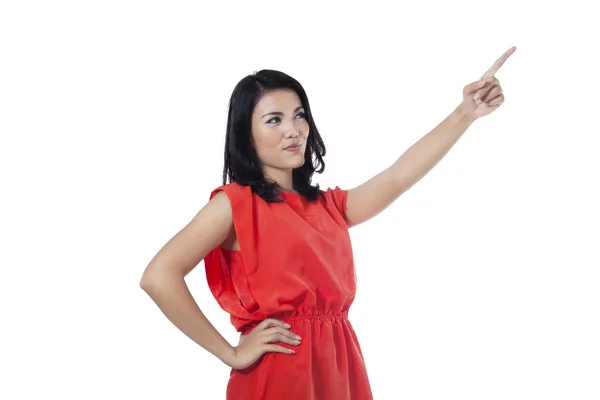 Ung kvinna som pekar på något — Stockfoto