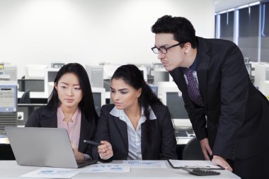 İş grubu içinde oda ofis toplantısı