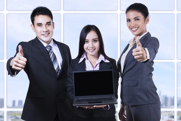 Asiatisches Business-Team zeigt leeren Bildschirm auf Laptop — Stockfoto