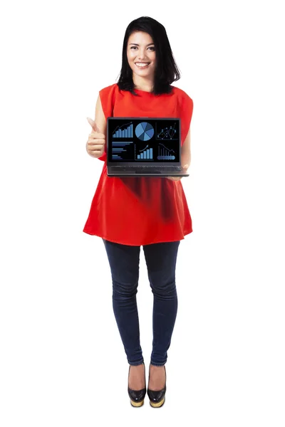 Mulher atraente com gráfico financeiro no laptop — Fotografia de Stock