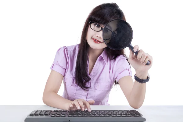 Businesswoman observing a computer 2 — Stock Photo, Image