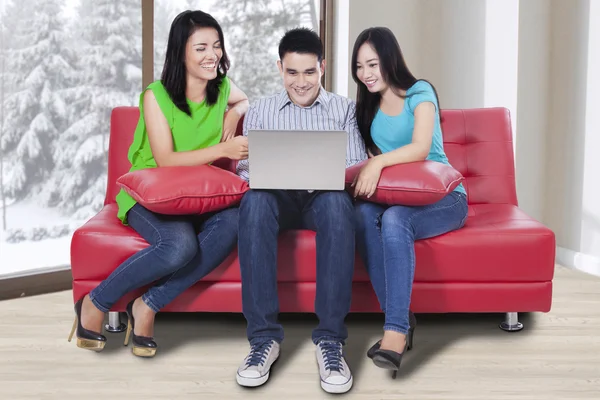Glada människor surfar internet med laptop — Stockfoto