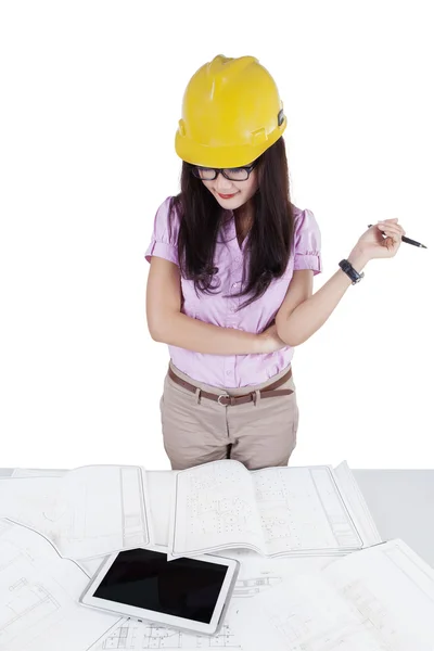 Baufachfrau betrachtet Baupläne — Stockfoto