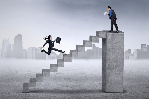 Работница встречается со своим партнером
