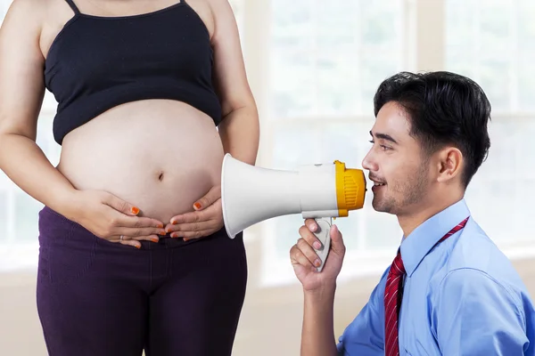 Ehemann spricht mit seinem Baby — Stockfoto
