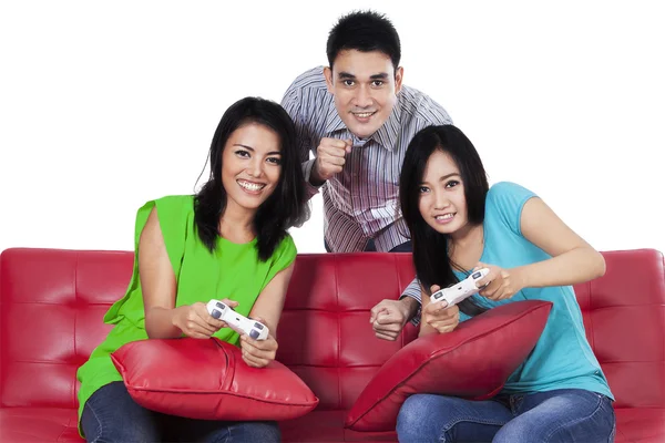 Pessoas alegres jogando jogos com joystick — Fotografia de Stock
