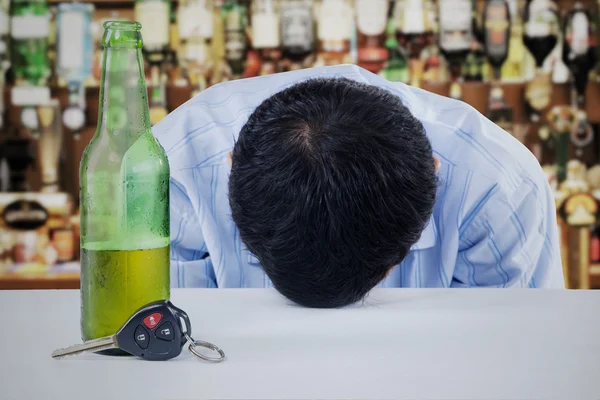 Un uomo ubriaco al bar — Foto Stock