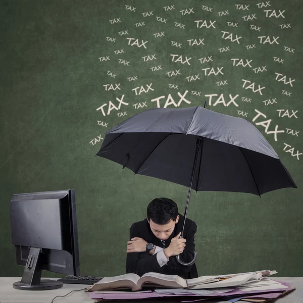 Homem usando guarda-chuva para se esconder do imposto — Fotografia de Stock