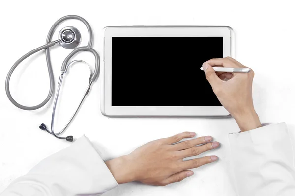 Mains de praticien avec tablette et stéthoscope — Photo