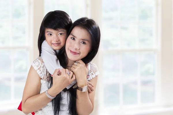 Pretty mother and her daughter at home — Stock Photo, Image
