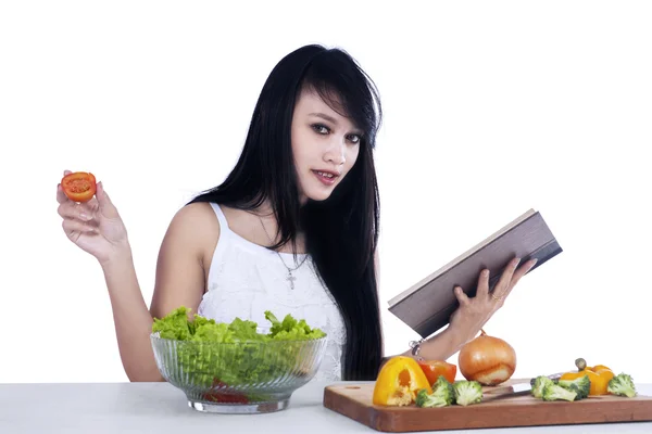 Kvinna som förbereder grönsaker sallad — Stockfoto