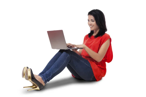 Young lady using laptop on the floor — Stock Photo, Image