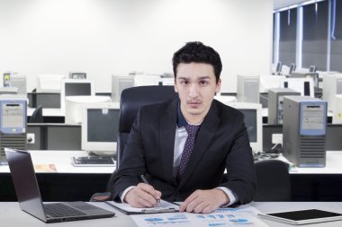 Beyaz işçi işyerinde