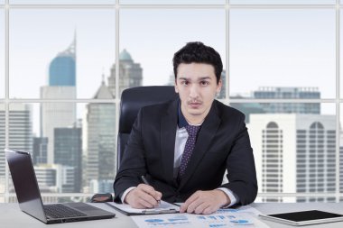 Pencerenin oturan beyaz işçi