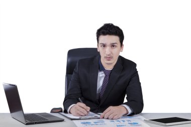 Yakışıklı girişimci masanın üzerinde çalışma