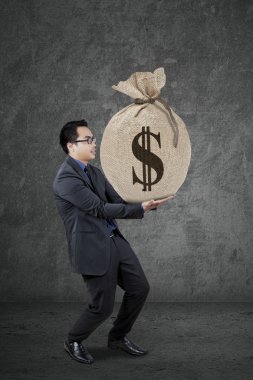 Erkek bankacı bir para çuval taşıma