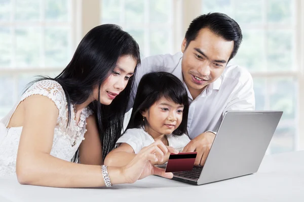 Famille faisant des achats en ligne à la maison — Photo