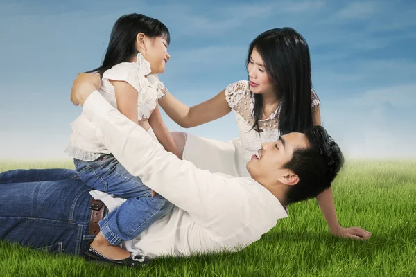 Familia jugando sobre hierba verde — Foto de Stock