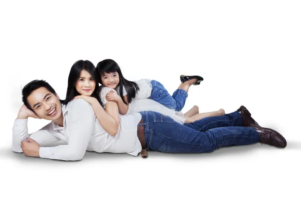 Famiglia rilassarsi sul pavimento in studio — Foto Stock