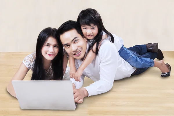 Familie suring op internet thuis — Stockfoto