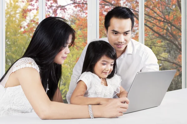 Familia usando portátil en la tableta en casa — Foto de Stock