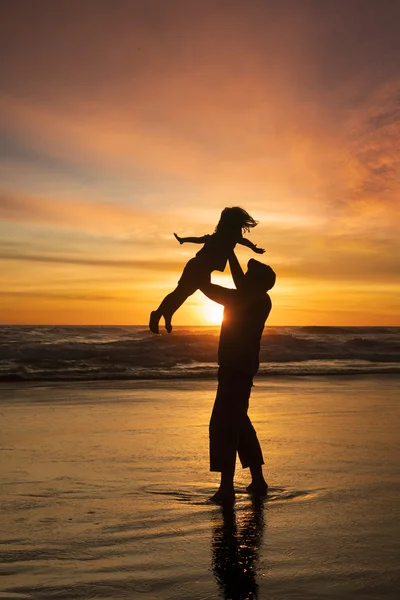 Kız plajda babasıyla tatil keyfini çıkarın — Stok fotoğraf